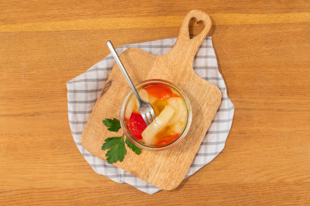 Gurkenhappen mit Paprika Glas
