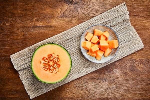 Charantaise Melone in Stücke geschnitten